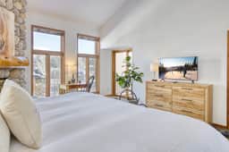 2806 Summit One Condo
