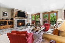 The Timbers Retreat | Hot Tub, Baldy Views & Walk to Downtown