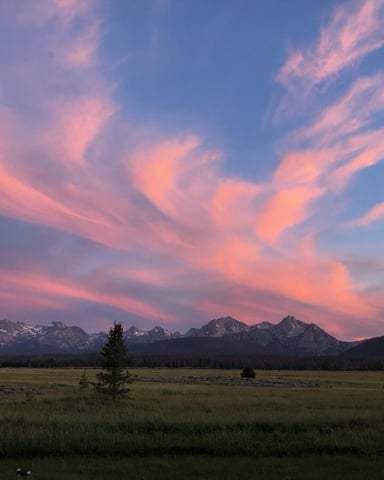 One of the most breathtaking mountain ranges in the West, with endless opportunities for hiking, photography, and unforgettable views.
