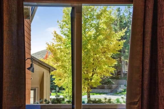 Elkhorn Condo Walk to Dollar!