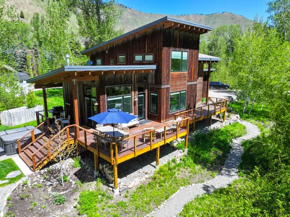 Mountain Modern Luxury Retreat with Hot Tub