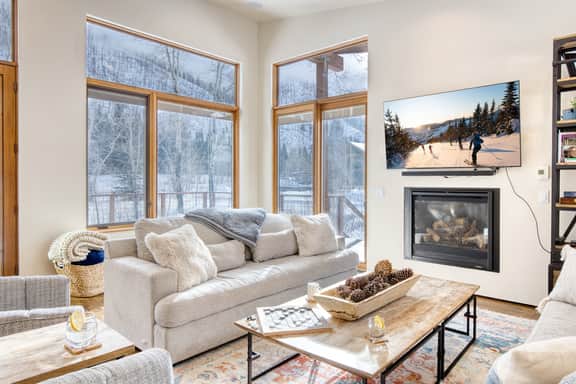 Mountain Modern Luxury Retreat with Hot Tub