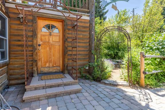 531 N 3rd Ave W #1