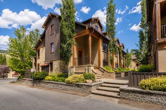The Timbers Retreat | Hot Tub, Baldy Views & Walk to Downtown