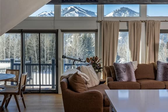 Just Remodeled! The Big Wood Retreat with a Loft