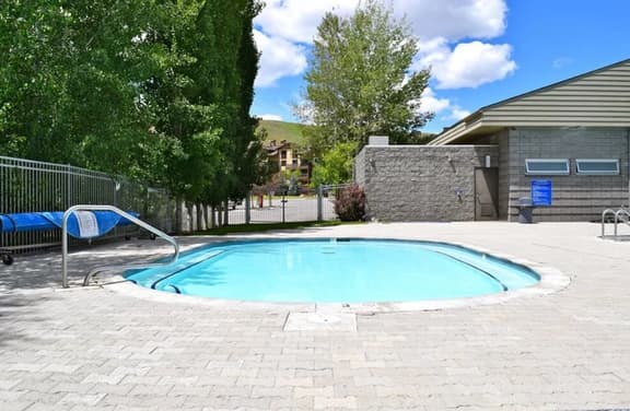 Elkhorn Condo Walk to Dollar!