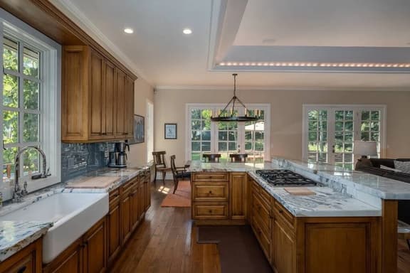 Gimlet Family Home | Close to Lift with Hot Tub!