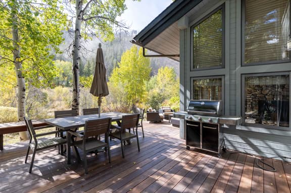 Luxury Warm Springs Retreat: Riverfront, Hot Tub, & Steps to Lifts