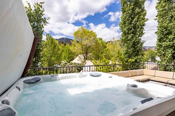 Alpine Rowhouse - Boutique Luxury in Town