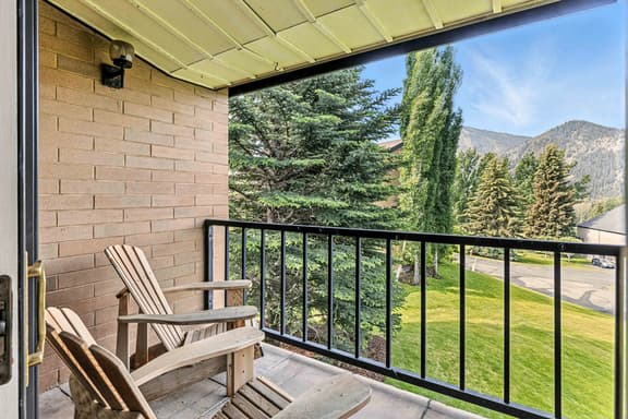 Bigwood Basecamp with Mountain Views & Great Location