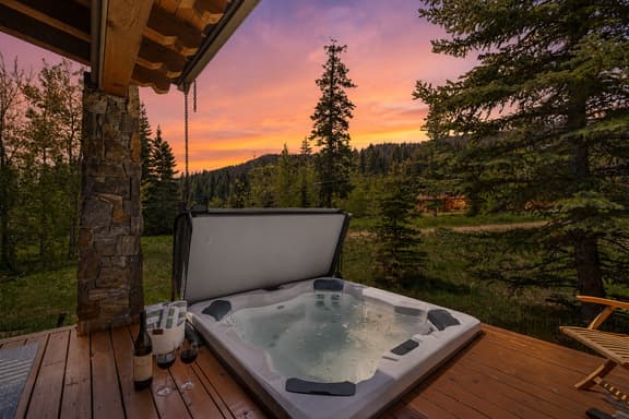 Luxury Tamarack Cottage | Ski-In/Ski-Out | Hot Tub | Walk to Village