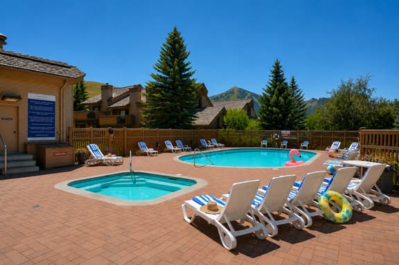 Alpine Loft | Walk to Ski | Hot Tub | Pool | Deck