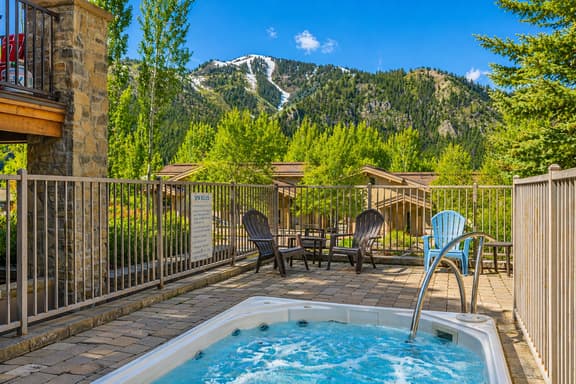 The Timbers Retreat | Hot Tub, Baldy Views & Walk to Downtown