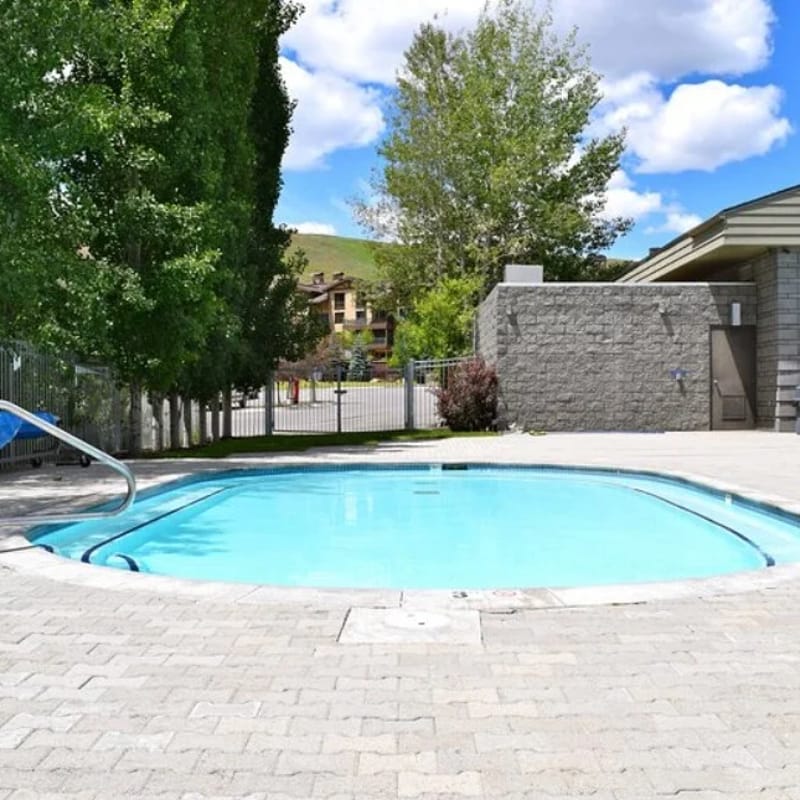 Elkhorn Condo Walk to Dollar!